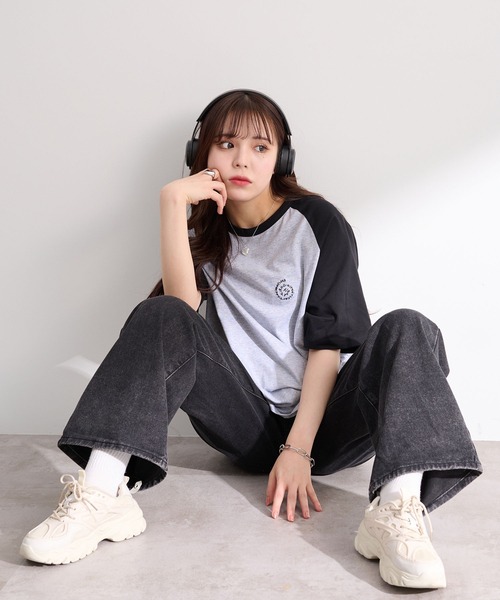favclo.（ファブクロ）の「Color Block Big Logo Tee / カラーブロック ビッグロゴTシャツ（Tシャツ/カットソー・レディース・オフホワイト/グレー・FREE）」の3枚目の写真