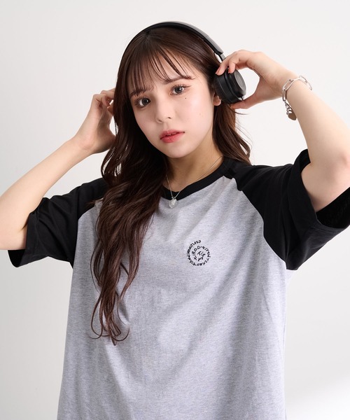 favclo.（ファブクロ）の「Color Block Big Logo Tee / カラーブロック ビッグロゴTシャツ（Tシャツ/カットソー・レディース・オフホワイト/グレー・FREE）」の6枚目の写真