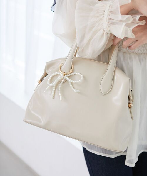 MAJESTIC LEGON(マジェスティックレゴン)の「チャームセットボストンバッグ(ボストンバッグ・レディース・キャメル/ピンク/アイボリー・FREE)」の2枚目の写真