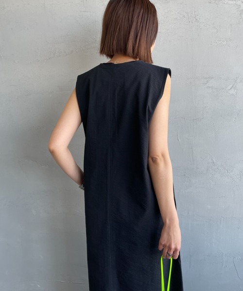 THOUSAND MILE（サウザンドマイル）の「【mina 7月号掲載】[THOUSAND MILE/サウザンド マイル] 別注 シアサッカーハーフジップ ノースリーブワンピース（ワンピース・レディース・ブラック/ベージュ/ネイビー・F）」の12枚目の写真