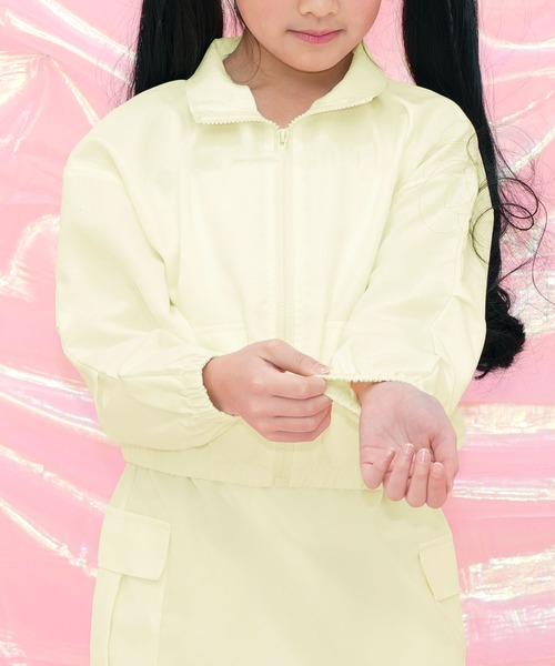 Bee des Bee(ビーデスビー)の「クロップド丈 ジップアップブルゾン(ブルゾン・キッズ・ブラック/ラベンダー/アイボリー/ピンク・110cm/100cm/120cm/130cm/140cm/150cm)」の6枚目の写真