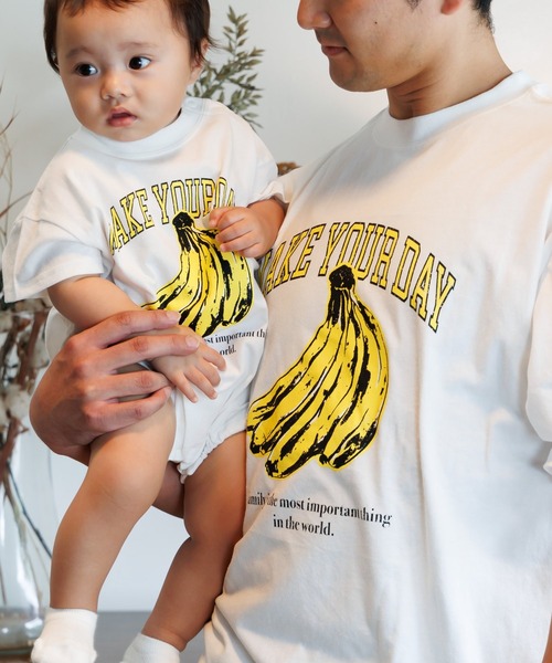 MAKE YOUR DAY(メイクユアデイ)の「バナナとロゴ半袖Tシャツ■パパサイズ(Tシャツ/カットソー・メンズ・オフホワイト/チャコールグレー・M/L)」の1枚目の写真
