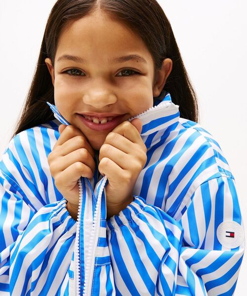 TOMMY HILFIGER（トミーヒルフィガー）の「GIRLS ストライプウインドブレーカー（ナイロンジャケット・キッズ・ブルー・160cm/140cm/130cm/150cm）」の2枚目の写真