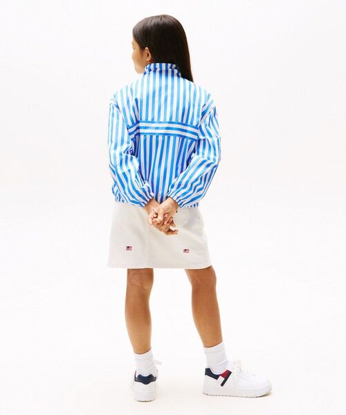 TOMMY HILFIGER（トミーヒルフィガー）の「GIRLS ストライプウインドブレーカー（ナイロンジャケット・キッズ・ブルー・160cm/140cm/130cm/150cm）」の4枚目の写真