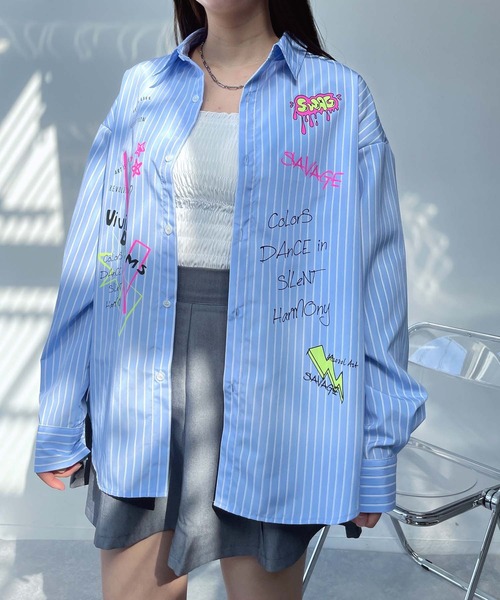 AS KNOW AS plus（アズノゥアズプラス）の「●アソートデザイン ちりばめロゴビッグサイズシャツ（シャツ/ブラウス・レディース・ブラック/オフホワイト/サックスブルー系/イエロー系・FREE）」の4枚目の写真