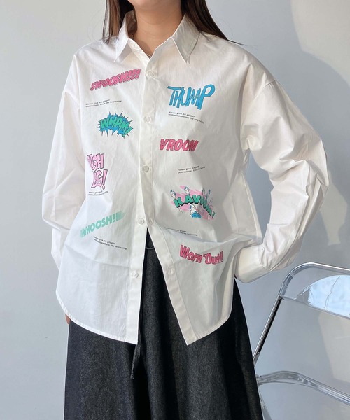 AS KNOW AS plus（アズノゥアズプラス）の「●アソートデザイン ちりばめロゴビッグサイズシャツ（シャツ/ブラウス・レディース・ブラック/オフホワイト/サックスブルー系/イエロー系・FREE）」の2枚目の写真