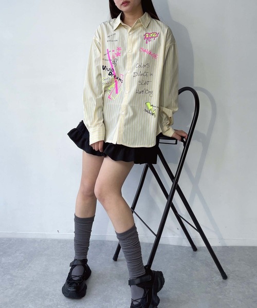 AS KNOW AS plus（アズノゥアズプラス）の「●アソートデザイン ちりばめロゴビッグサイズシャツ（シャツ/ブラウス・レディース・ブラック/オフホワイト/サックスブルー系/イエロー系・FREE）」の17枚目の写真