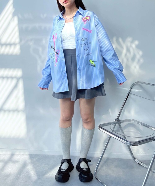 AS KNOW AS plus（アズノゥアズプラス）の「●アソートデザイン ちりばめロゴビッグサイズシャツ（シャツ/ブラウス・レディース・ブラック/オフホワイト/サックスブルー系/イエロー系・FREE）」の10枚目の写真