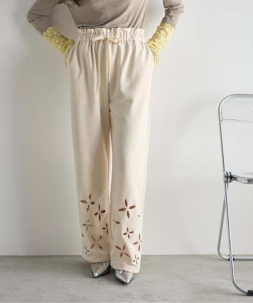 THE YOn（ザヨン）の「フラワーアイレットヘムスウェットイージーパンツ（スウェットパンツ・レディース・アイボリー/グレー/ネイビー・FREE）」の4枚目の写真