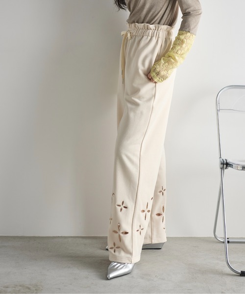 THE YOn（ザヨン）の「フラワーアイレットヘムスウェットイージーパンツ（スウェットパンツ・レディース・アイボリー/グレー/ネイビー・FREE）」の7枚目の写真