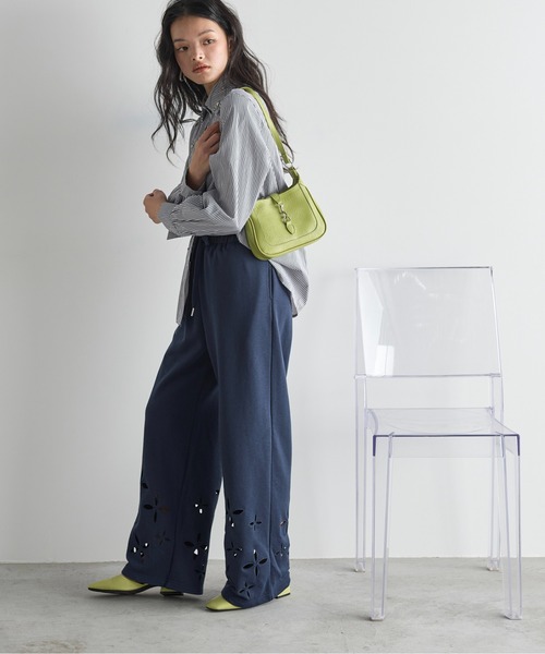 THE YOn（ザヨン）の「フラワーアイレットヘムスウェットイージーパンツ（スウェットパンツ・レディース・グレー/ネイビー/アイボリー・FREE）」の21枚目の写真