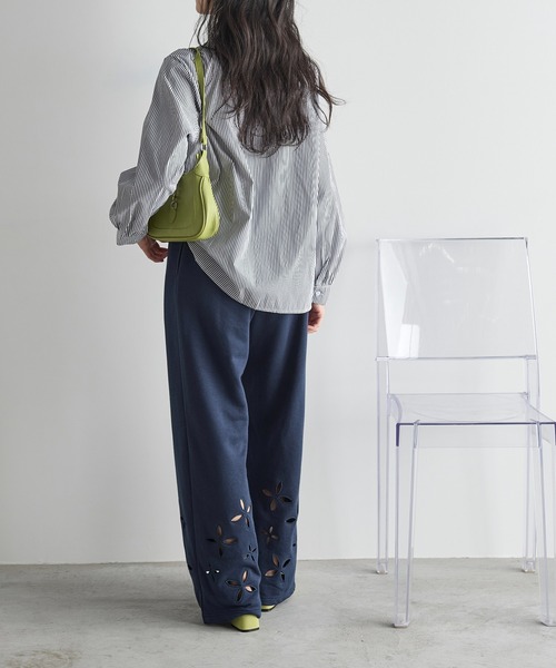 THE YOn（ザヨン）の「フラワーアイレットヘムスウェットイージーパンツ（スウェットパンツ・レディース・グレー/ネイビー/アイボリー・FREE）」の22枚目の写真