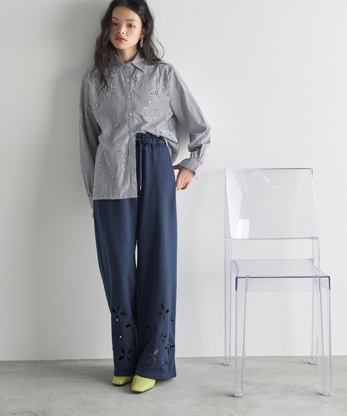 THE YOn（ザヨン）の「フラワーアイレットヘムスウェットイージーパンツ（スウェットパンツ・レディース・グレー/ネイビー/アイボリー・FREE）」の18枚目の写真