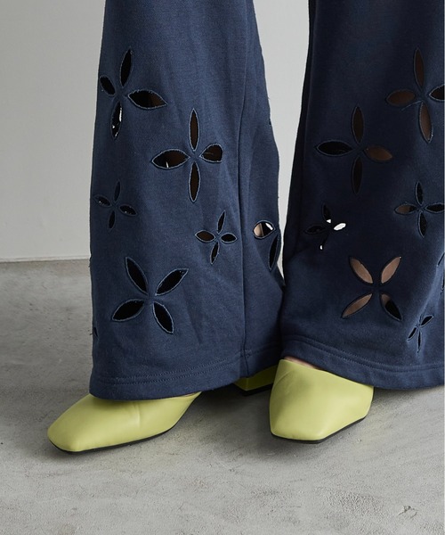 THE YOn（ザヨン）の「フラワーアイレットヘムスウェットイージーパンツ（スウェットパンツ・レディース・グレー/ネイビー/アイボリー・FREE）」の17枚目の写真