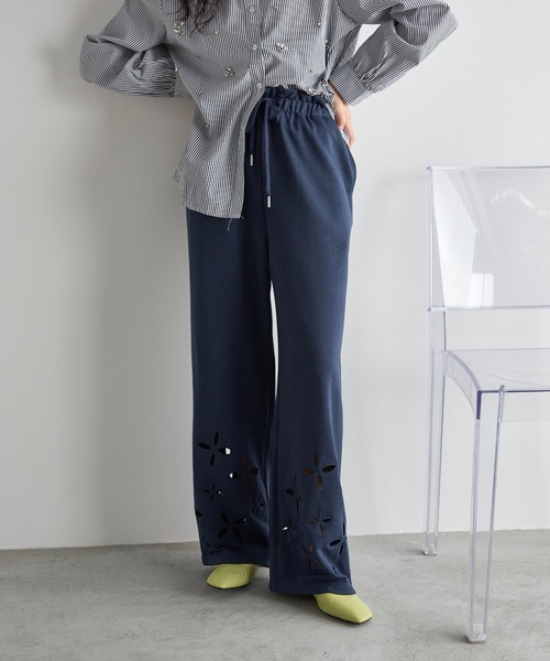 THE YOn（ザヨン）の「フラワーアイレットヘムスウェットイージーパンツ（スウェットパンツ・レディース・グレー/ネイビー/アイボリー・FREE）」の10枚目の写真