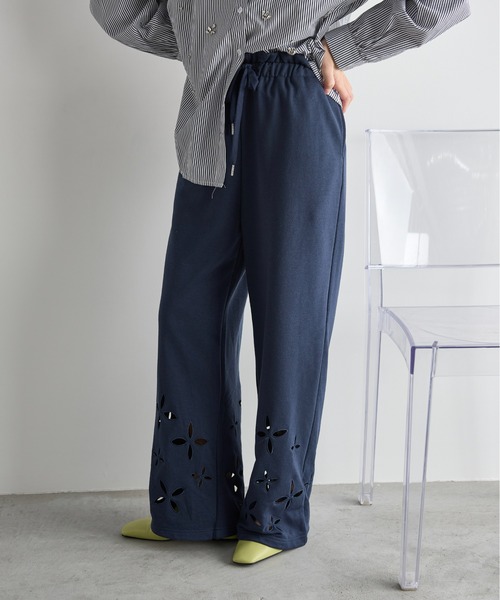 THE YOn（ザヨン）の「フラワーアイレットヘムスウェットイージーパンツ（スウェットパンツ・レディース・グレー/ネイビー/アイボリー・FREE）」の11枚目の写真