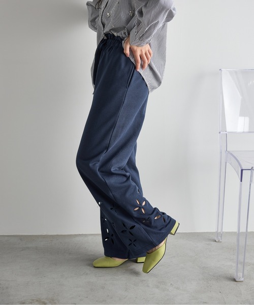 THE YOn（ザヨン）の「フラワーアイレットヘムスウェットイージーパンツ（スウェットパンツ・レディース・グレー/ネイビー/アイボリー・FREE）」の12枚目の写真