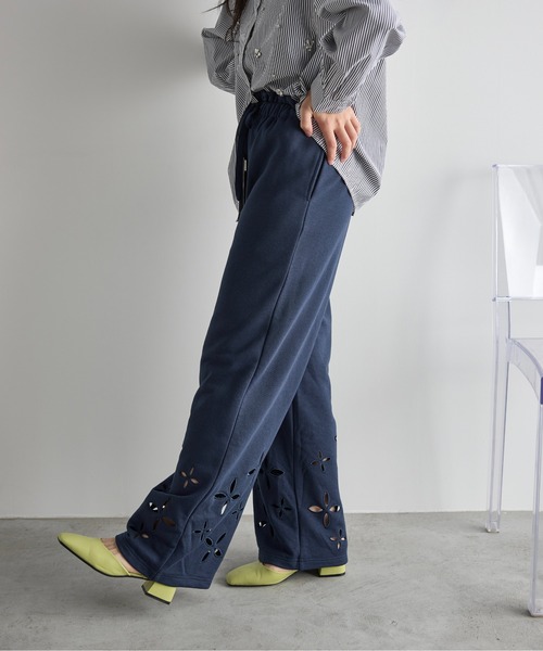 THE YOn（ザヨン）の「フラワーアイレットヘムスウェットイージーパンツ（スウェットパンツ・レディース・グレー/ネイビー/アイボリー・FREE）」の13枚目の写真