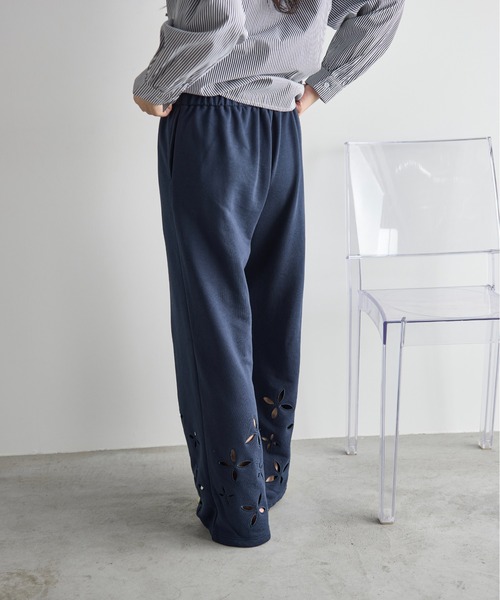 THE YOn（ザヨン）の「フラワーアイレットヘムスウェットイージーパンツ（スウェットパンツ・レディース・グレー/ネイビー/アイボリー・FREE）」の14枚目の写真