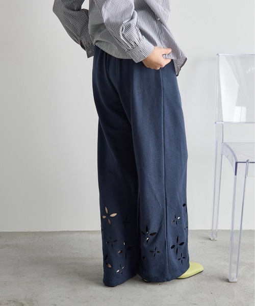 THE YOn（ザヨン）の「フラワーアイレットヘムスウェットイージーパンツ（スウェットパンツ・レディース・グレー/ネイビー/アイボリー・FREE）」の15枚目の写真