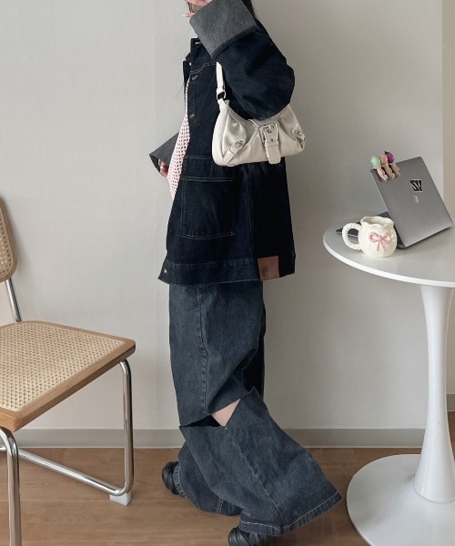 nemne store(ネンネストア)の「《Delfy》ウェスト折り返しサイドスリットデニム(デニムパンツ・レディース・ブラック系/サックスブルー系・SMALL/MEDIUM)」の4枚目の写真