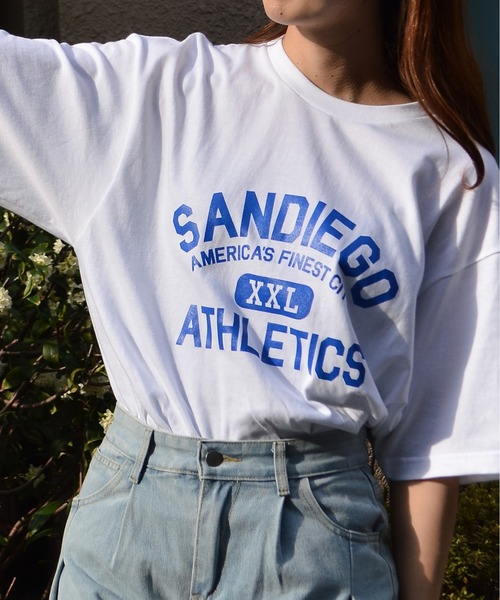 spiritoso(スピリトーゾ)の「【spiritoso】カレッジプリントTシャツ(SANDIEGO)(Tシャツ/カットソー・レディース・ネイビー/ホワイト系その他/ホワイト系その他2/チャコールグレー・MEDIUM/LARGE)」の2枚目の写真