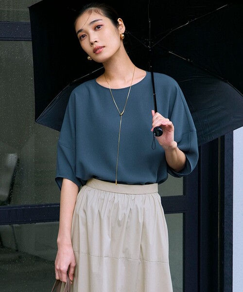 23区(ニジュウサンク)の「【吸水速乾/UVカット/接触冷感】ストレッチジョーゼット ランタンスリーブ カットソー(Tシャツ/カットソー・レディース・ネイビー系/ベージュ系/ダークグリーン系/ブラック系・38)」の3枚目の写真