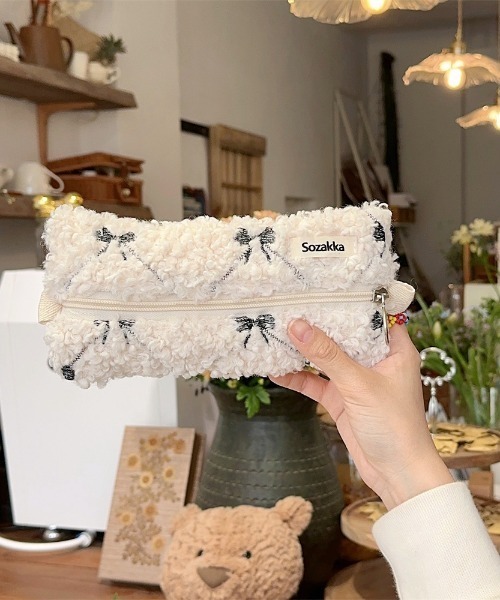 E&C closet…(イーアンドシークローゼット)の「ボアリボン刺繍ペンケース(ポーチ・レディース・アイボリー・FREE)」の1枚目の写真