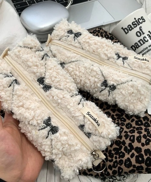 E&C closet…(イーアンドシークローゼット)の「ボアリボン刺繍ペンケース(ポーチ・レディース・アイボリー・FREE)」の7枚目の写真