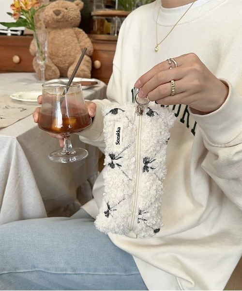 E&C closet…(イーアンドシークローゼット)の「ボアリボン刺繍ペンケース(ポーチ・レディース・アイボリー・FREE)」の2枚目の写真