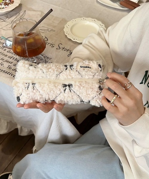 E&C closet…(イーアンドシークローゼット)の「ボアリボン刺繍ペンケース(ポーチ・レディース・アイボリー・FREE)」の3枚目の写真