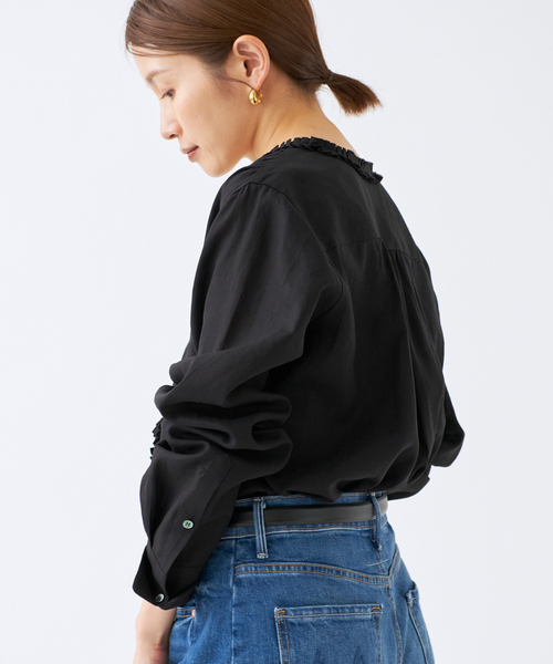 IENA(イエナ)の「タックフリルブラウス(シャツ/ブラウス・レディース・ブラック/ホワイト・FREE)」の3枚目の写真