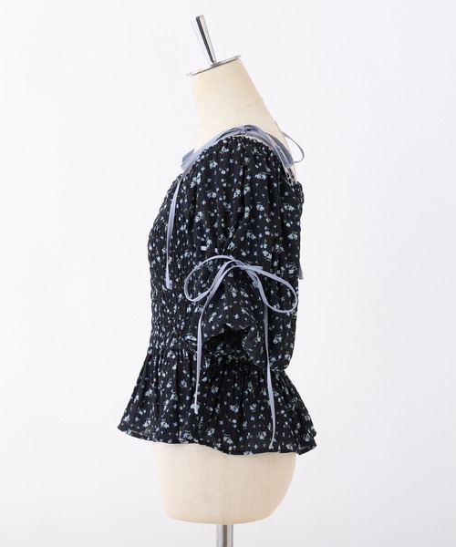 one after another NICE CLAUP(ワンアフターアナザーナイスクラップ)の「花柄オフショルシャーリングリボンブラウス(シャツ/ブラウス・レディース・ホワイト系その他/ブラック系その他/ブルー系その他・FREE)」の11枚目の写真