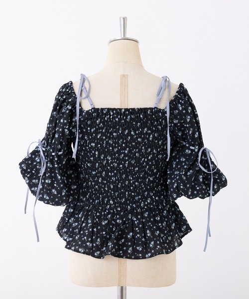 one after another NICE CLAUP(ワンアフターアナザーナイスクラップ)の「花柄オフショルシャーリングリボンブラウス(シャツ/ブラウス・レディース・ホワイト系その他/ブラック系その他/ブルー系その他・FREE)」の12枚目の写真
