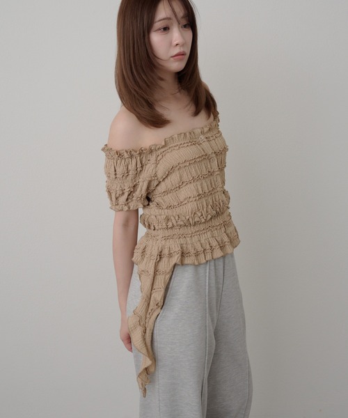 RAY CASSIN(レイカズン)の「サイドフリルオフショルT(Tシャツ/カットソー・レディース・ホワイト/ベージュ/ブラック/ピンクベージュ・FREE)」の3枚目の写真