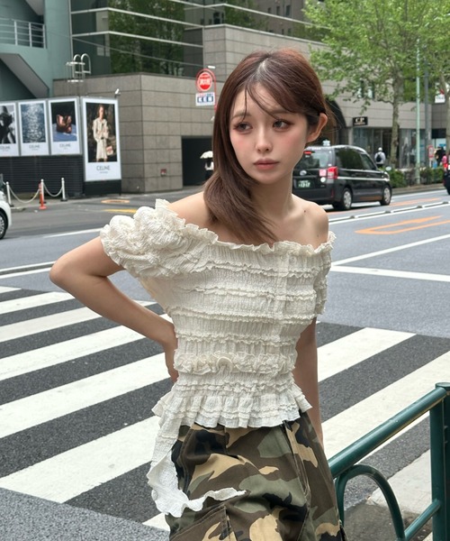 RAY CASSIN(レイカズン)の「サイドフリルオフショルT(Tシャツ/カットソー・レディース・ホワイト/ベージュ/ブラック/ピンクベージュ・FREE)」の6枚目の写真