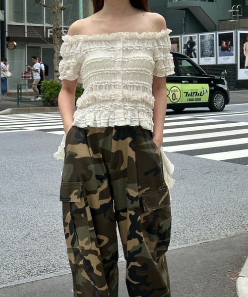 RAY CASSIN(レイカズン)の「サイドフリルオフショルT(Tシャツ/カットソー・レディース・ホワイト/ベージュ/ブラック/ピンクベージュ・FREE)」の7枚目の写真