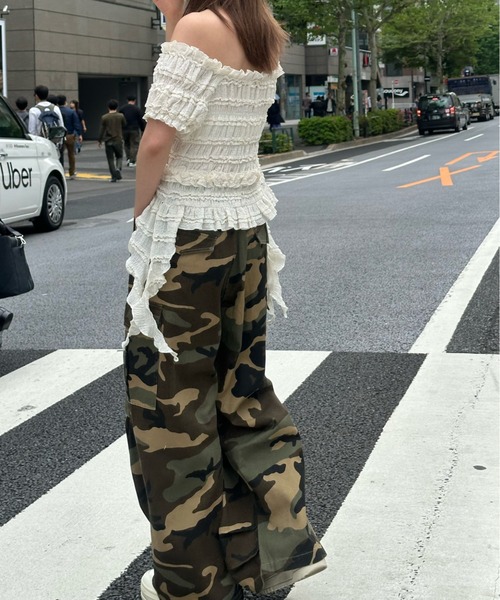 RAY CASSIN(レイカズン)の「サイドフリルオフショルT(Tシャツ/カットソー・レディース・ホワイト/ベージュ/ブラック/ピンクベージュ・FREE)」の8枚目の写真