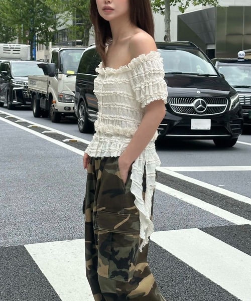 RAY CASSIN(レイカズン)の「サイドフリルオフショルT(Tシャツ/カットソー・レディース・ホワイト/ベージュ/ブラック/ピンクベージュ・FREE)」の9枚目の写真