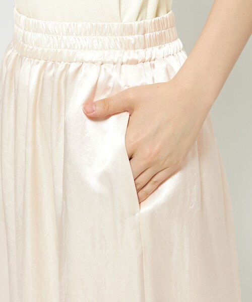 uncrave(アンクレイヴ)の「アセテートヴィンテージサテン ワイドパンツ(その他パンツ・レディース・レッド系/ダークグリーン系/アイボリー系/ブラック系・2/1/0)」の17枚目の写真