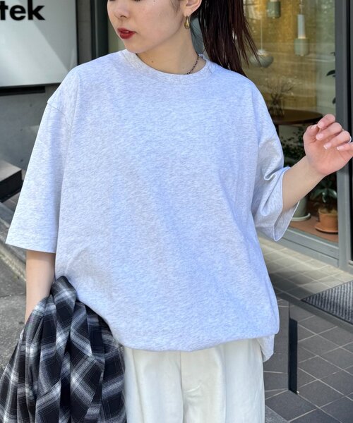 CIAOPANIC TYPY（チャオパニックティピー）の「【ユニセックス】汗染み防止抗菌防臭　半袖TEE（Tシャツ/カットソー・レディース・ライトグレー/マスタード/ネイビー/グレー系その他2/グリーン系その他2/ブラック/オフホワイト/ブラウン系その他2/レッド系その他2/チャコールグレー/サックスブルー・MEDIUM/LARGE/X-LARGE）」の5枚目の写真