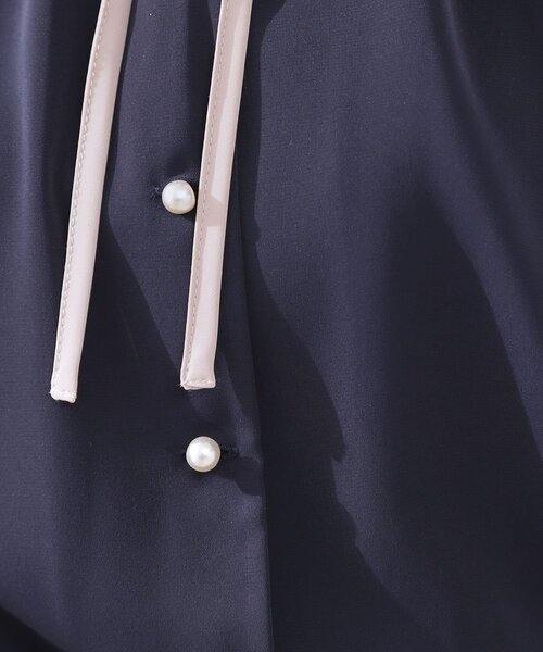 couture brooch（クチュールブローチ）の「【きれいめ・二の腕カバー・通勤】配色フレア2WAYブラウス（シャツ/ブラウス・レディース・ネイビー/オフホワイト/ライトグレー・36/40/38/42）」の14枚目の写真