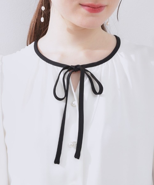 couture brooch（クチュールブローチ）の「【きれいめ・二の腕カバー・通勤】配色フレア2WAYブラウス（シャツ/ブラウス・レディース・ネイビー/オフホワイト/ライトグレー・36/40/38/42）」の6枚目の写真