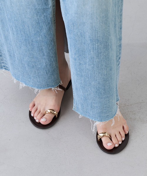 NICOLAS LAINAS（ニコラスライナス）の「【NICOLAS LAINAS】メタルモチーフトングフラットサンダル（サンダル・レディース・ブラウン/ブラック・37/38）」の20枚目の写真