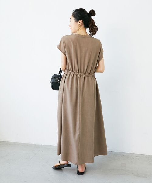 le.coeur blanc(ルクールブラン)の「《体型カバーが叶う◎》サップタンブラーウエストギャザーワンピース(ワンピース・レディース・ブラウン/グレイッシュベージュ・38)」の7枚目の写真