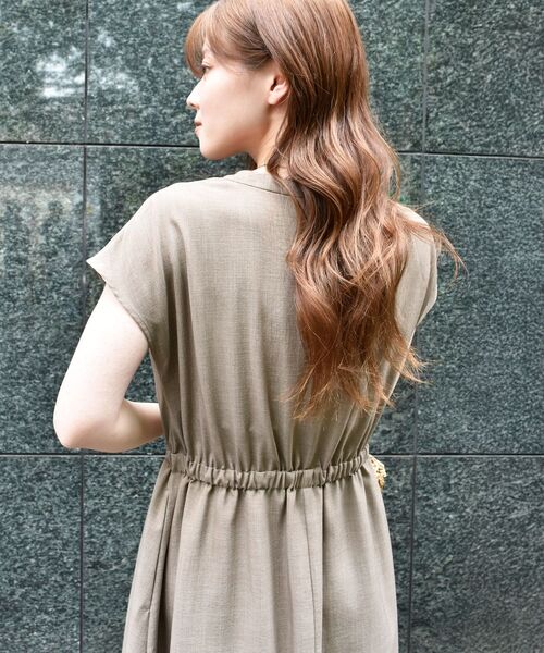le.coeur blanc(ルクールブラン)の「《体型カバーが叶う◎》サップタンブラーウエストギャザーワンピース(ワンピース・レディース・ブラウン/グレイッシュベージュ・38)」の19枚目の写真