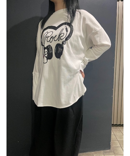 WORLD WIDE LOVE!(ワールドワイドラブ)の「デッドフォンスリーブスリットロンTEE(Tシャツ/カットソー・レディース・ライトベージュ/スミクロ/ホワイト・1)」の2枚目の写真