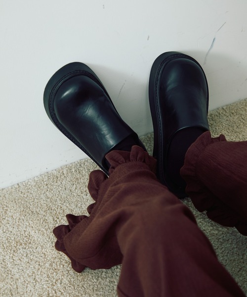 Crisp（クリスプ）の「ラウンドスライドローファー（ローファー・レディース・ブラック/アイボリー・37/38/39/36）」の2枚目の写真