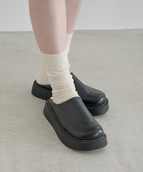 Crisp（クリスプ）の「ラウンドスライドローファー（ローファー・レディース・ブラック/アイボリー・37/38/39/36）」の3枚目の写真