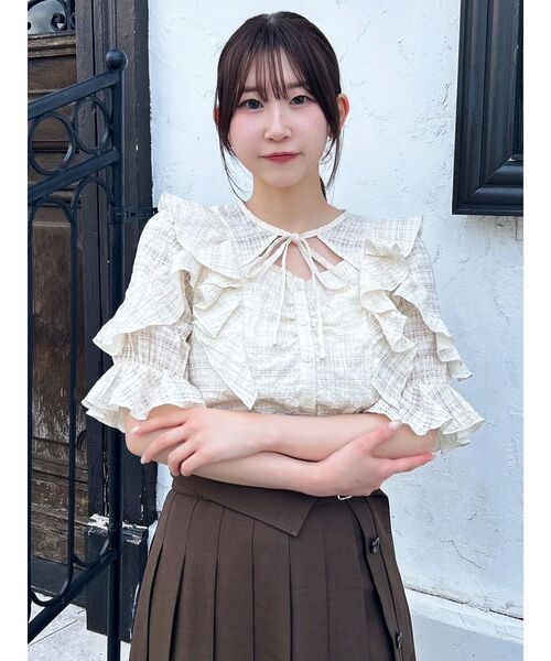 dazzlin(ダズリン)の「デコルテオープンペプラムブラウス(シャツ/ブラウス・レディース・オフホワイト/ブルー/アイボリー/イエロー・FREE)」の18枚目の写真